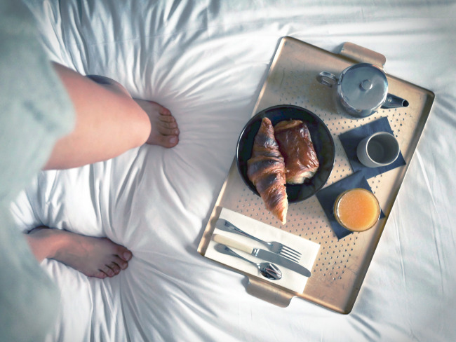 Un vassoio con colazione su un letto in una camera d'albergo Foto